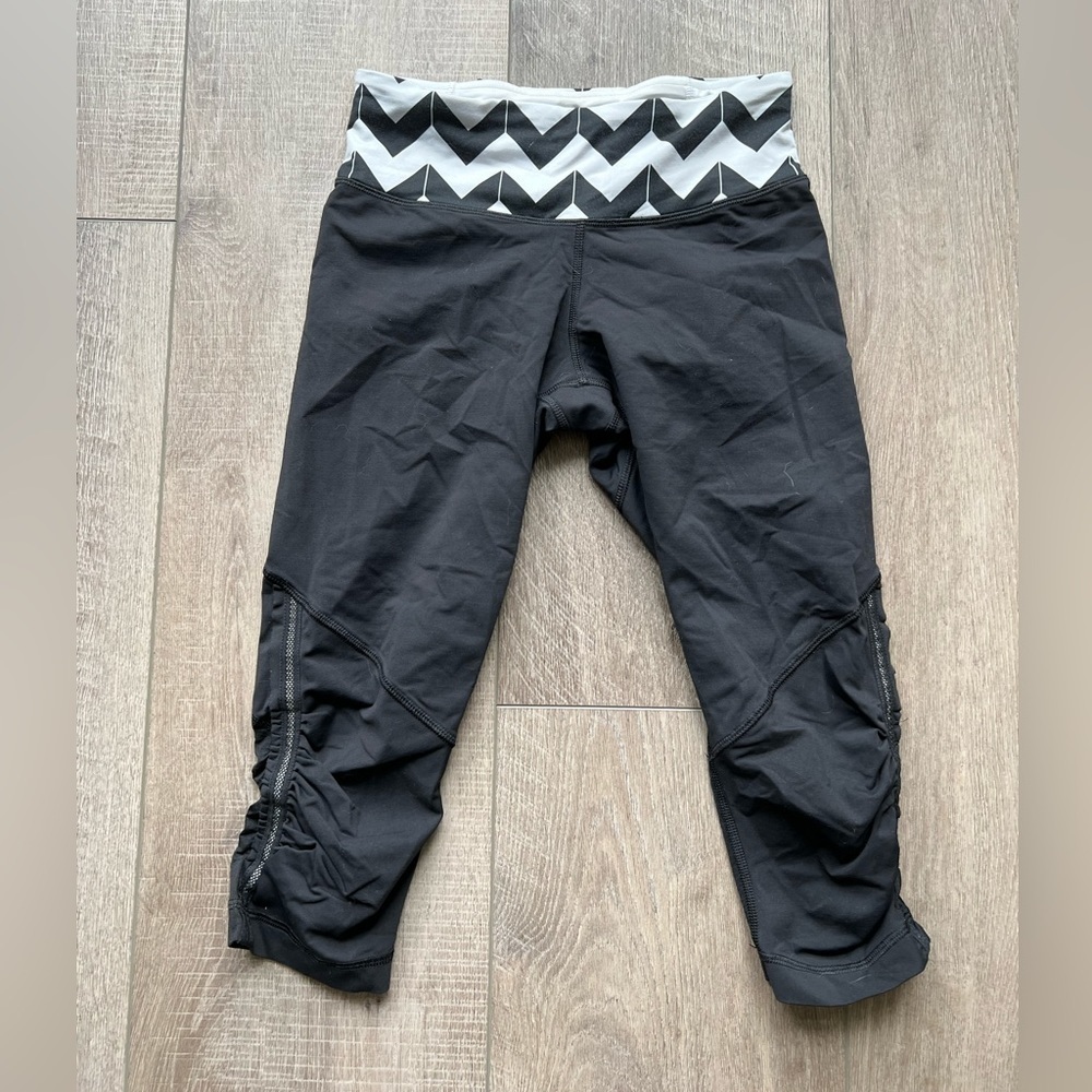 Lululemon For Your Life Crop in Black / Arrow Chevron White Black Size 6